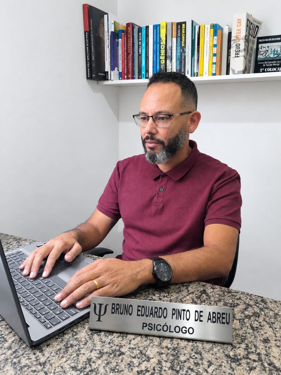 Bruno Abreu ao notebook, em atendimento